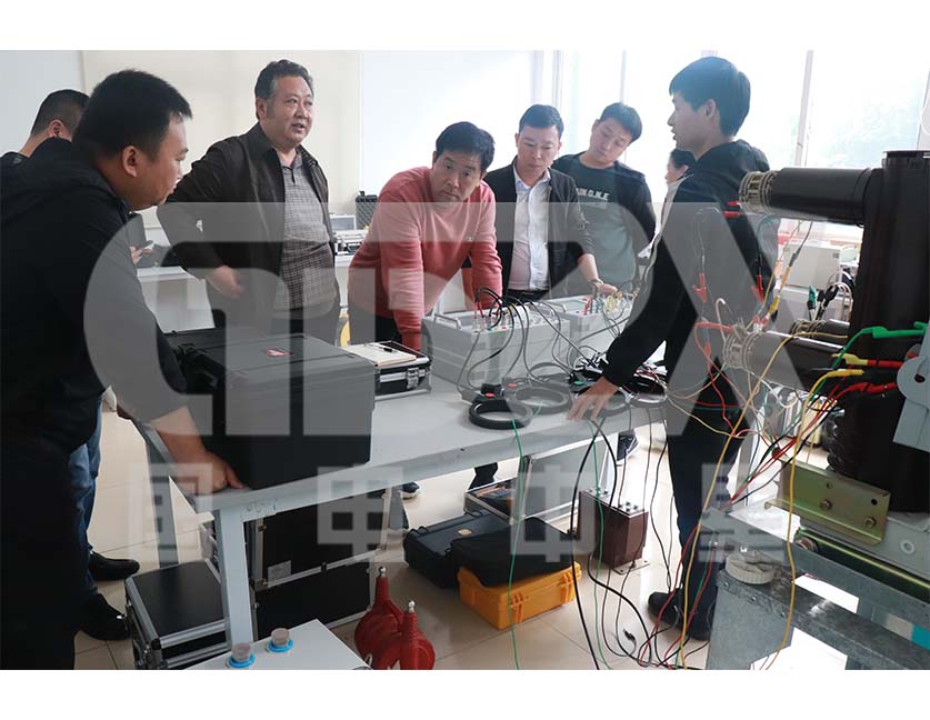 河南客戶聆聽國電中星技術人員講解 河南客戶聆聽國電中星技術人員講解